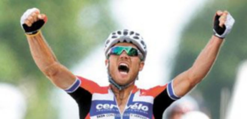 El noruego Thor Hushovd levanta los brazos en señal de victoria en la meta de Arenberg-Porte Du Hainaut. / Bogdan Cristel (Reuters)