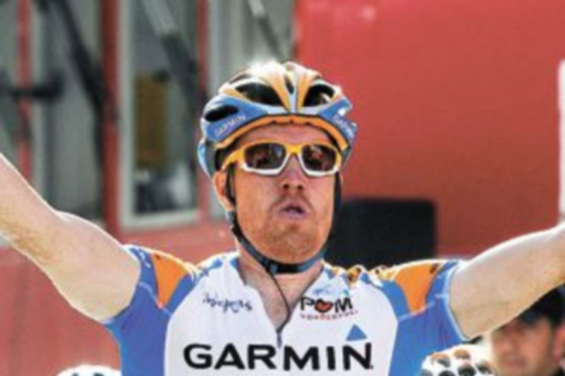 El velocista del equipo Garmin levanta los brazos tras ganar en la línea de meta de Lorca./ Félix ordóñez (Reuters)