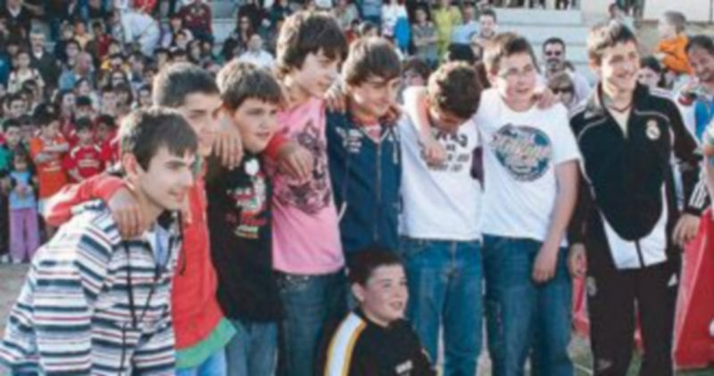 Los campeones de liga provincial de fútbol Sala infantiles durante la entrega de premios en el campo municipal de Carbonero el Mayor. / El Adelantado