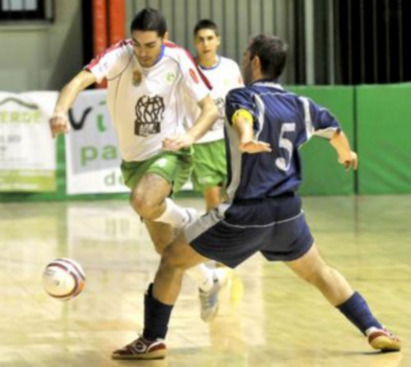 Jugada del derbi disputado el sábado entre el FS Valverde del Majano y El Espinar Arlequín. / Alberto Benavente