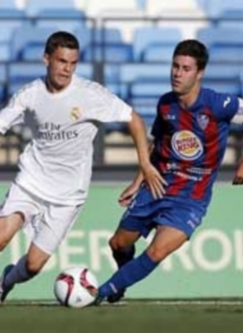 Una tarde con la familia Zidane 1 Manu persigue a un rival del Real Madrid Castilla