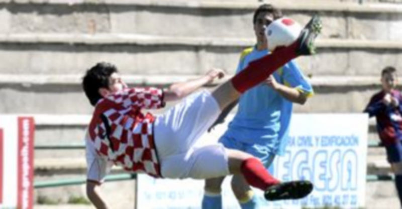 Castilla y León sub 18 jugará la fase final del Nacional de selecciones 1 El vallisoletano Francisco Cifuentes fue autor de tres de los siete goles de los sub 18. / Alberto Benavente