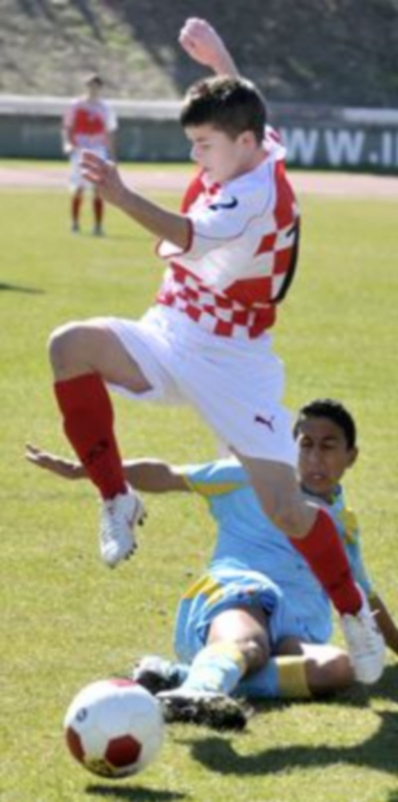 Victoria insuficiente del combinado sub 16 1 Un jugador melillense le arrebata el balón a un castellano y leonés. / A. Benavente