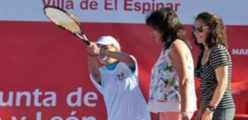Una de las jugadoras de la escuela de tenis efectuó el saque de honor. / Pedro L. Merino