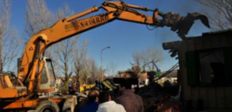 La excavadora procede al derribo de la última chabola. / KAMARERO