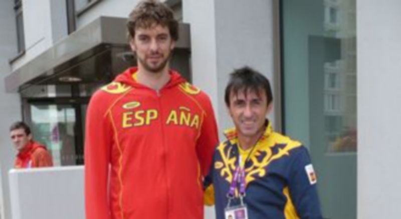 De Santos posa junto a Pau Gasol