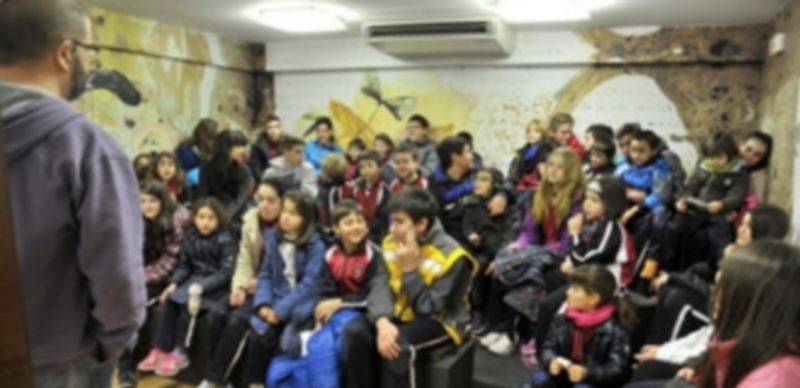 Los alumnos de dos clases del Colegio Maristas han visitado El Adelantado para transmitir su mensaje de Paz./ KAMARERO