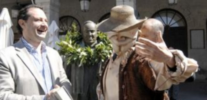 El alcalde bromea con una marioneta de Don Quijote. / ALBERTO BENAVENTE