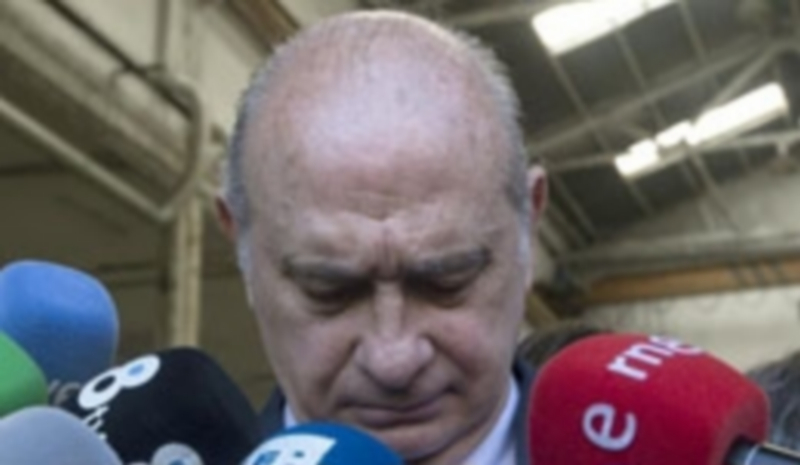 Fernández Díaz: "Soy una víctima de una grabación publicada fuera de contexto" 1 El ministro del Interior Jorge Fernández Díaz atiende a los medios. / EFE