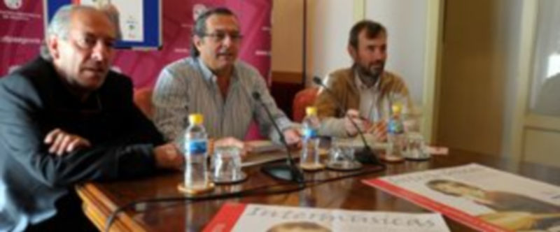 El diputado y los técnicos de Cultura presentaron el programa./KAMARERO