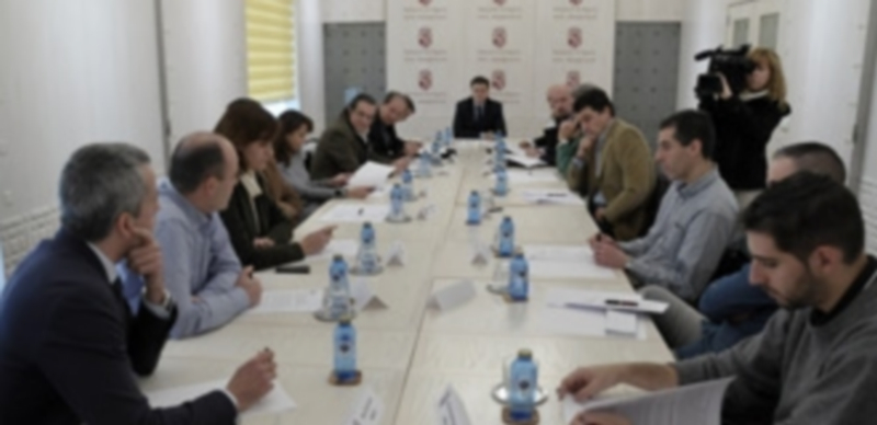 El grupo de segovianos que trabaja fuera de la provincia durante la reunión mantenida ayer en la Diputación./ JUAN MARTÍN