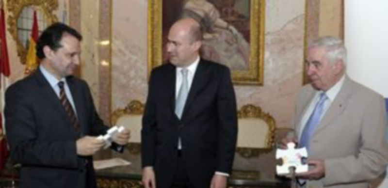 Mariano de Frutos recibió el premio en nombre de la Hermandad./JUAN MARTÍN