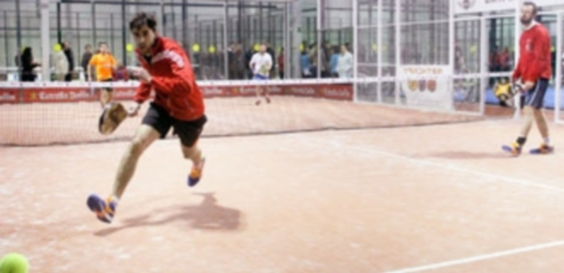 Un jugador trata de llegar a la pelota durante uno de los encuentros disputado en la pista 1 del complejo deportivo Padelzone. / El Adelantado