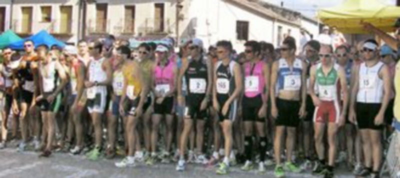 Imagen tomada en la salida de la decimoséptima edición del Duatlón celebrado en Cantimpalos. / L. MATARRANZ