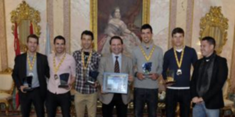 Imagen de la recepción de ayer del equipo Triatlón IMD Segovia en la Sala Blanca del Ayuntamiento. / Juan Martín