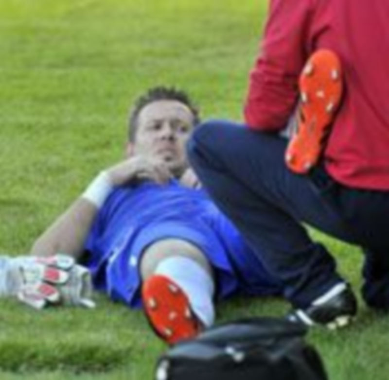 Los médicos descartan una lesión grave en la rodilla de David Durán 1 David Durán es atendido durante el partido contra el Bembibre. / Kamarero.