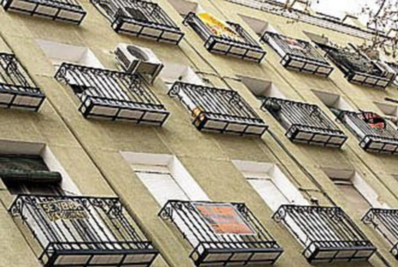 El parón del sector inmobiliario y el temor a que el desplome de los precios pueda acentuarse han llevado a muchos propietarios a poner en venta sus pisos. / EFE