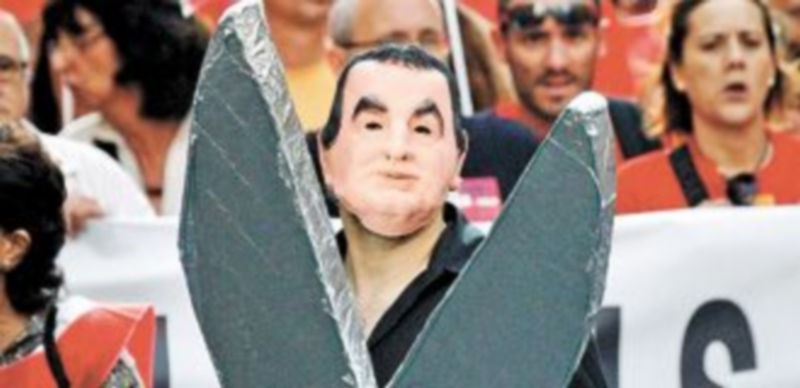 Los sindicatos no están de acuerdo con el líder socialista y amenazan con una huelga general. / Efe