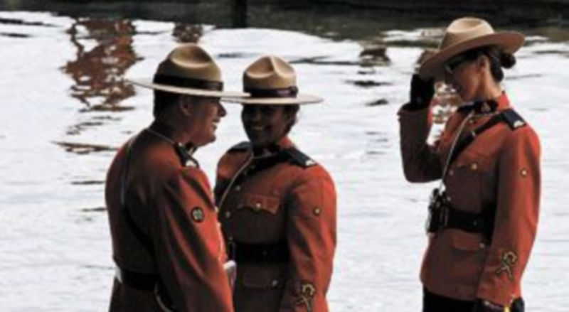 La Policía Montada contribuirá con sus vistosos uniformes a alegrar la cumbre. /Efe