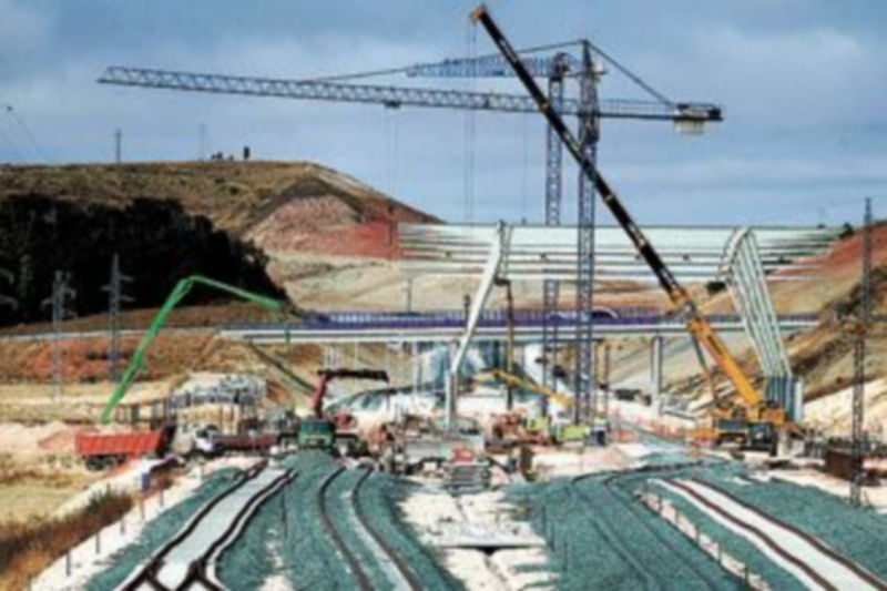 El recorte inicial suponía una pérdida de 160.000 empleos. / L. López Araico