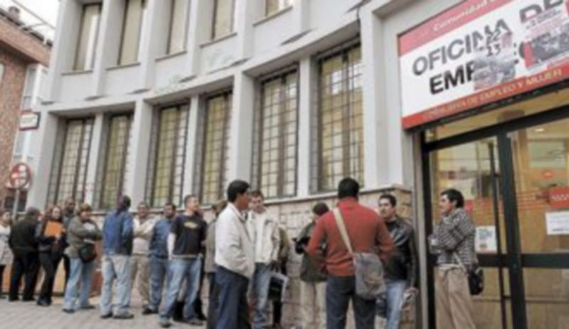 Varias personas hace colan ante una oficina madrileña del Servicio Público de Empleo. / Efe