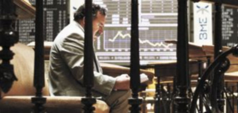 Un ciudadano sigue con atención los movimientos de los mercados en una de las sesiones del parqué madrileño. / Efe