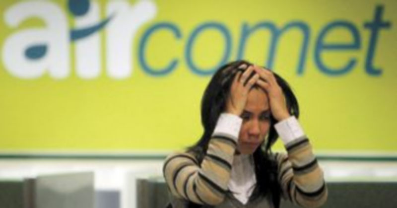 Una mujer se desespera ante la imposibilidad de viajar a su país tras el cierre de Air Comet. / Efe