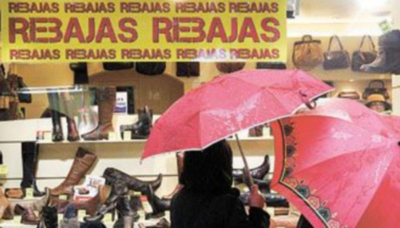 En las rebajas de invierno se vendió un 8% más que en 2009. / Víctor Ballesteros