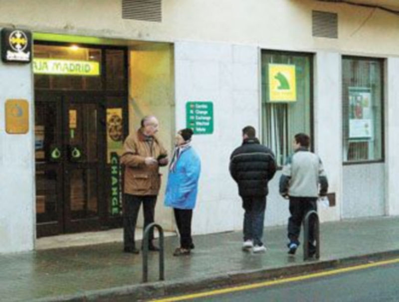 Caja Madrid podría ser de las pocas entidades financieras españolas que aumente su número de sucursales. / EFE