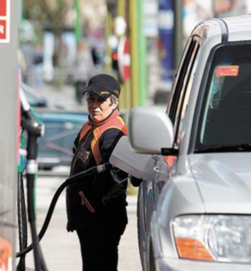 La gasolina se sigue encareciendo en España. / LUIS LÓPEZ ARAICO