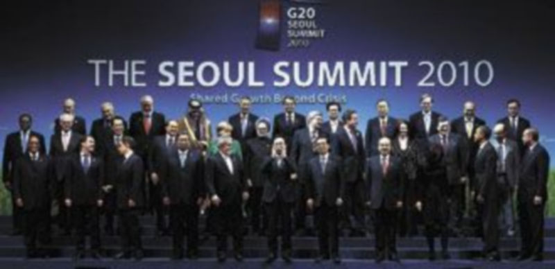 Foto de familia de los jefes de Estado y de Gobierno que han participado en la cumbre del G-20 celebrada en Seúl. / Efe