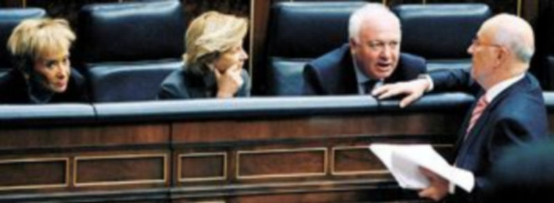 El convergente Josep Antoni Duran i Lleida conversa con el ministro de Exteriores