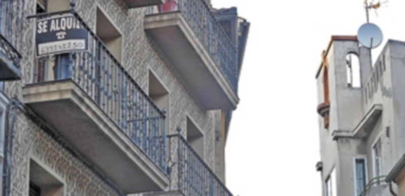 En Segovia son muchas las casas que cuelgan un cartel de ‘Se alquila’. / Kamarero