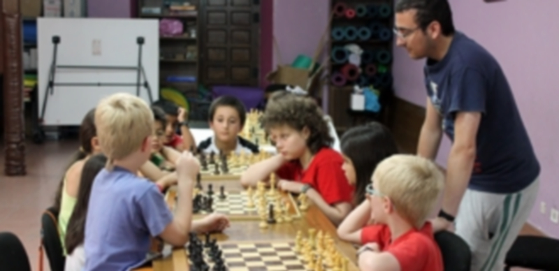 Eduardo Cáceres impartiendo las lecciones de ajedrez a uno de los grupos. / Chantal Núñez