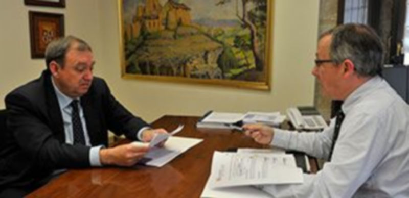 El delegado de la junta (derecha) y el director de Educación repasan temas del sector. / KAMARERO