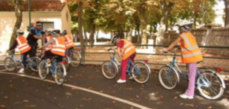Los niños experimentan en el parque infantil las diversas normas de circulación