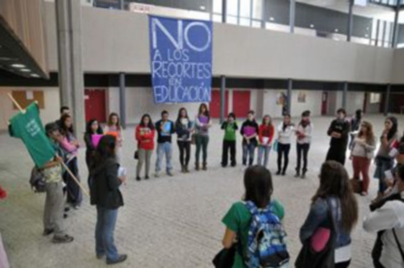 La "visita guiada" por Segovia ha tenido su punto de partida en el ágora del Campus María Zambrano. / ALBERTO BENAVENTE
