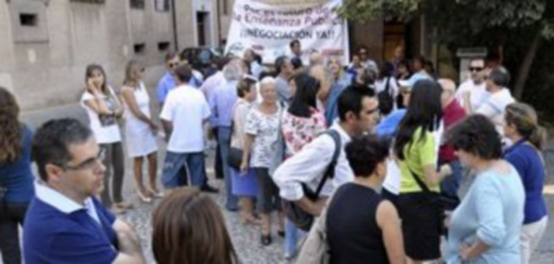 Un momento de la concentración celebrada frente a la UNED.