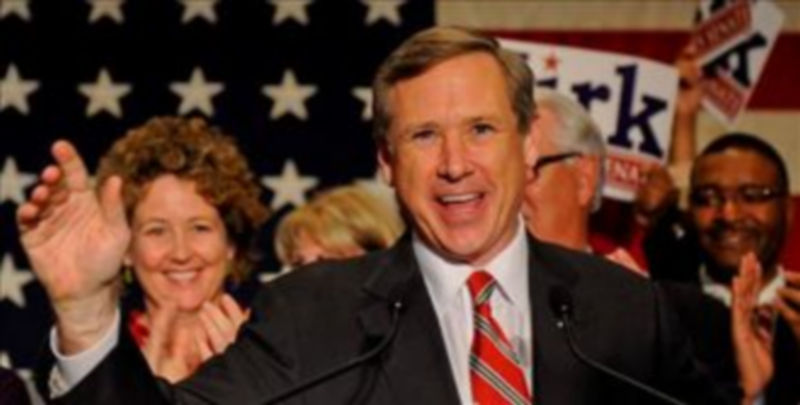 El candidato republicano Mark Kirk saluda a sus seguidores tras ganar la contienda por el puesto de Illinois en el Senado de EEUU