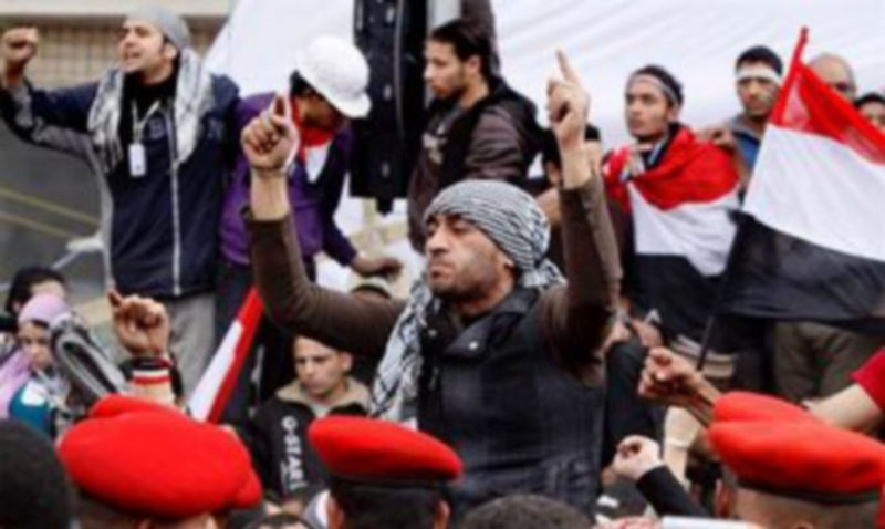 Centenares de egipcios insisten en no abandonar la plaza Tahrir hasta que el Ejército anuncie un plazo determinado para cumplir con sus peticiones. /EFE