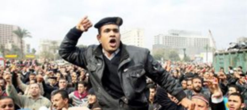 Un policía se manifiesta junto a otros compañeros frente al Ministerio del Interior