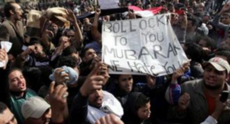 Una multitud grita consignas a las puertas del Museo Egipcio un día después de las violentas protestas en El Cairo./EFE