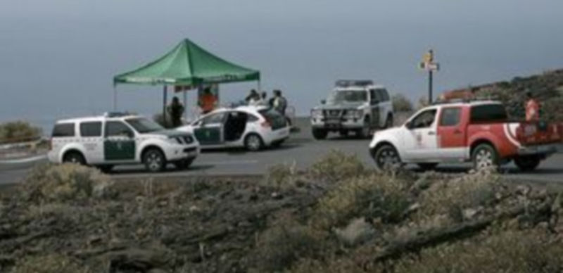 La Guardia Civil y equipos de Emergencia se concentran en el punto de seguridad desde donde se impide el paso al pueblo pesquero de La Restinga./EFE