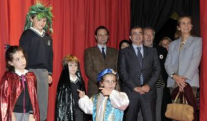 La infanta presenció el trabajo desarrollado en los talleres infantiles./JUAN MARTÍN