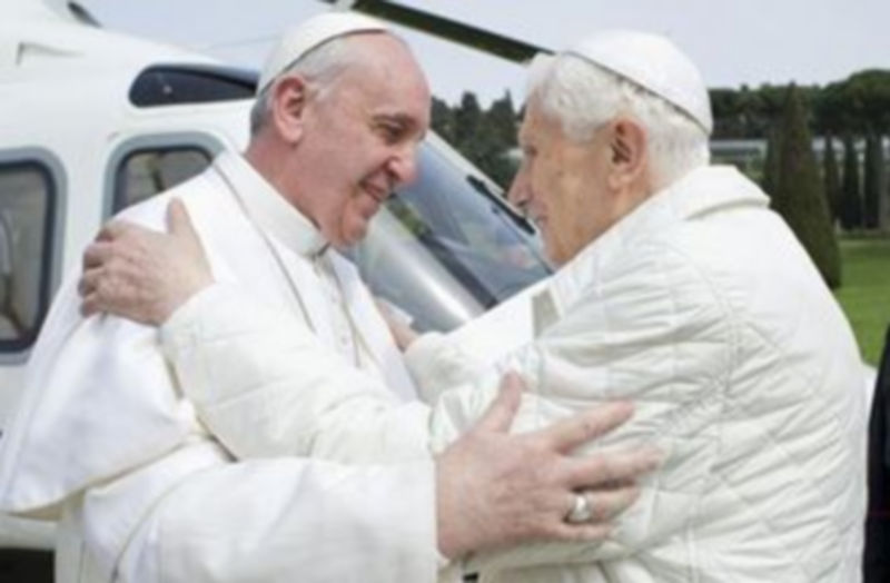 Abrazo entre el Papa Emérito y el nuevo Papa durante el histórico encuentro.