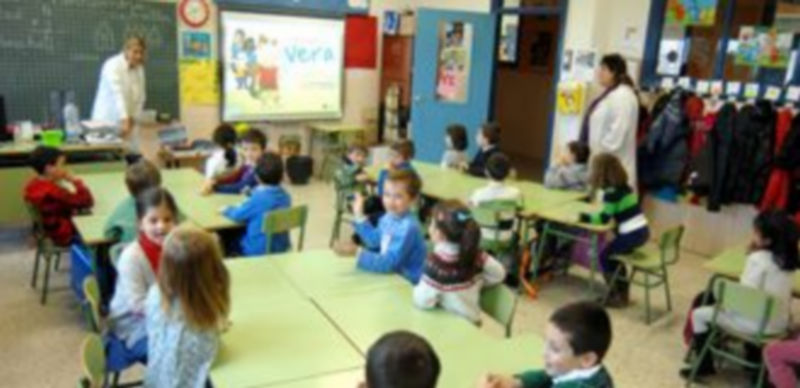 Taller didáctico sobre enfermería en el colegio Claret. /A. BENAVENTE