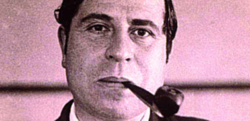 Con su característica pipa.