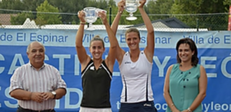 Foto de las ganadoras del torneo femenino de dobles junto a Pedro Muñoz y la alcaldesa de El Espinar