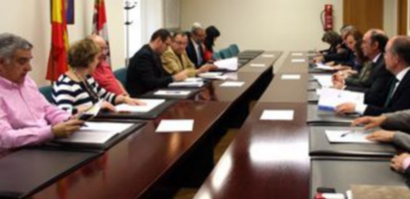 Un momento de la reunión en la que el delegado territorial ha informado a los responsables de área./ EL ADELANTADO