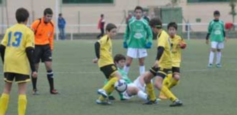 Uno de los encuentros de fútbol disputados en el campo de hierba artificial “Mariano Chocolate”